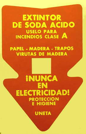 Extintor de Soda Acido. Uselo para incendios clase A. Papel-Madera-Trapos-Virutas de madera. Nunca en electricidad!