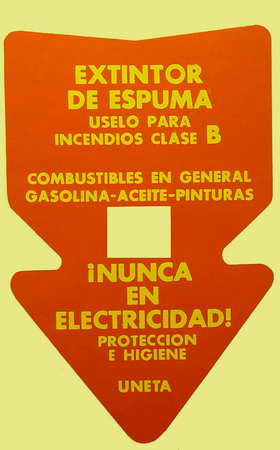 Extintor de Espuma. Uselo para incendios clase B. Combustibles en general. Gasolina-Aceite-Pinturas. Nunca en electricidad!