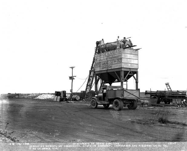 DOBLE VIA AL AEROPUERTO DE CAMAGUEY. PICADORA DE PIEDRA EN EL KM 6