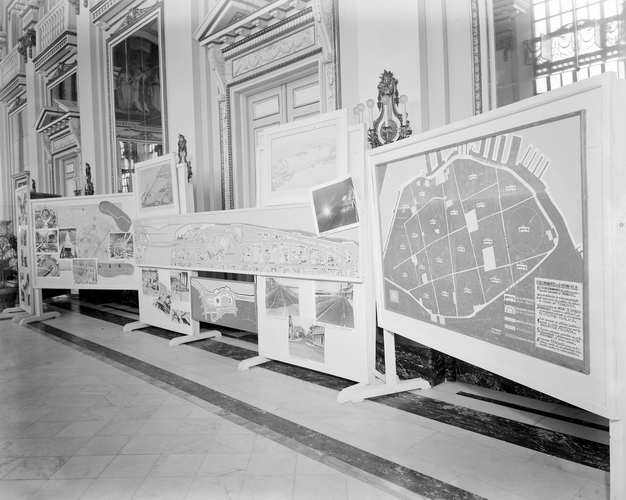 EXPOSICION DE URBANISMO EN EL PALACIO PRESIDENCIAL