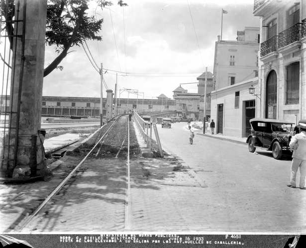 ELEVADO DE LOS TRANVIAS A LA SALIDA DE LOS MUELLES DE CABALLERIA