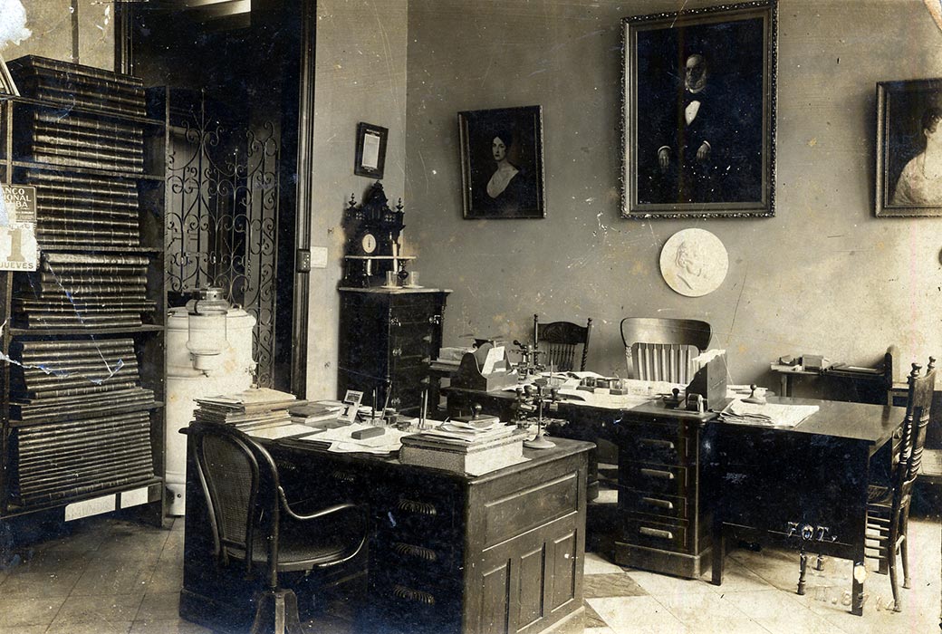 Foto de Sala de trabajo del director de la bib. nacional durante la epoca en que el Sr. Fernando Miranda ocupó dicho cargo interinamente, Maestranza de Artilleria. 1920