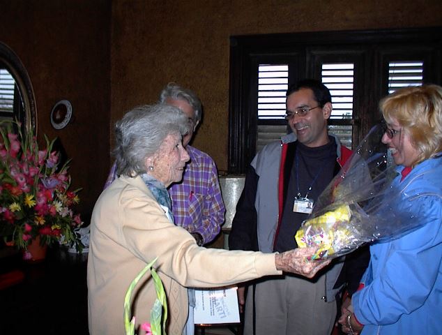 Foto de Recibe Dora Alonso medalla de la Fundación del Edificio de la Biblioteca Nacional (22.12.2000)