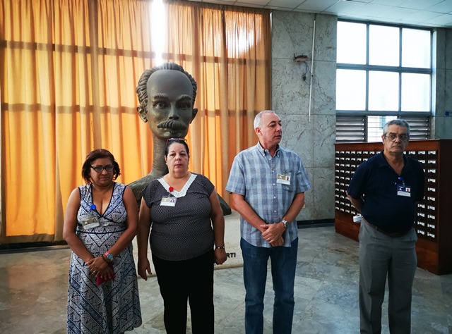 Foto de Colectivo de trabajadores de la Biblioteca Nacional de Cuba rinde honores a José Martí