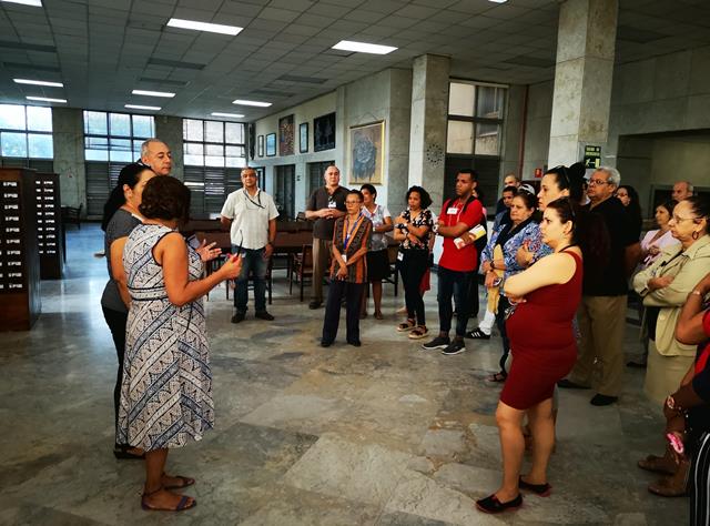 Foto de  Colectivo de trabajadores de la Biblioteca Nacional de Cuba rinde honores a José Martí