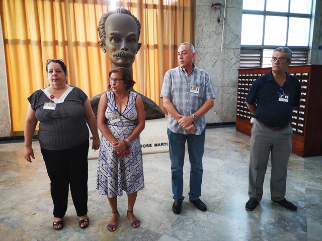 Foto de  Colectivo de trabajadores de la Biblioteca Nacional de Cuba rinde honores a José Martí