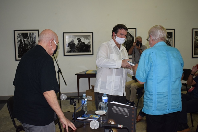 Foto de Omar Valiño Cedré hace entrega a Salas del libro  “La toma de La Habana por los ingleses”, de la colección “Raros y valiosos” de la institución  