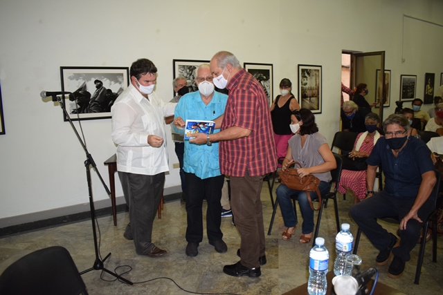 Foto de El ministro de Cultura, Alpidio Alonso, presente en el acto  entregó a Salas  un obsequio de Raúl Castro y Díaz-Canel.  