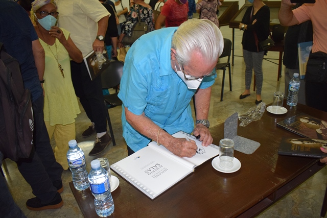 Foto de Roberto Salas firma su libro para la Biblioteca Nacional 