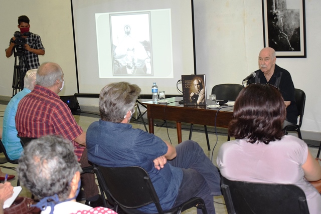Foto de Reynaldo González, Premio Nacional de literatura presentó su libro, Imágenes de la Memoria