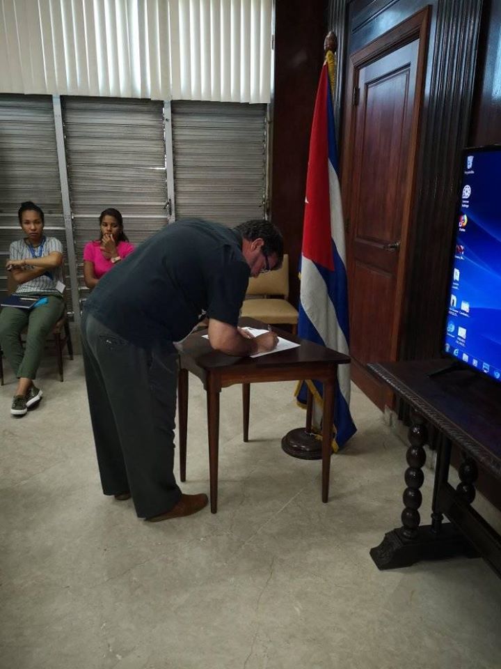 Foto de Firman directivos de la Biblioteca Nacional de Cuba el Código de Ética de los Cuadros del Estado Cubano