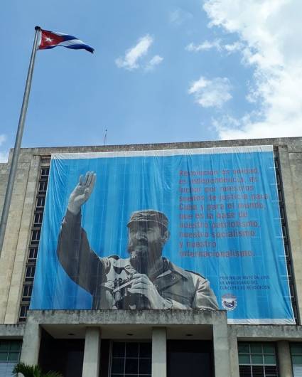 Foto de Un cartel de Fidel y parte de su concepto de Revolución desde la Biblioteca Nacional por el 1ero de Mayo
