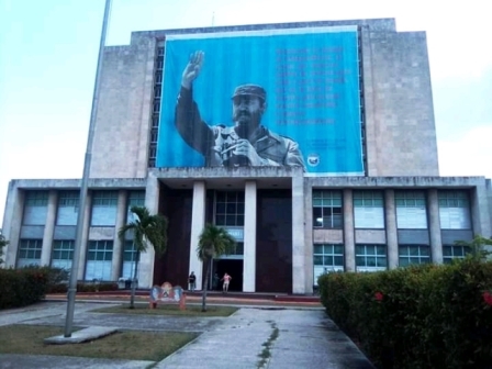 Foto de Un cartel de Fidel y parte de su concepto de Revolución desde la Biblioteca Nacional por el 1ero de Mayo