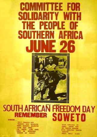 Foto de Comittee for Solidarity with the people of Southern Africa. June 26. South African Freedom Day. Remember... Fecha: 197-] Lugar: [Georgestown Técnica: Offset, col. Dimensiones: 76 x 52 cm.
