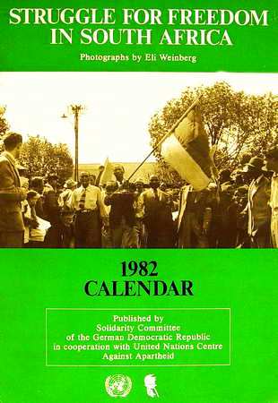 Foto de 1982 calendar. Struggle for freedom in South Africa. Photographs by Eli Weinter Fecha: 1982 Lugar: Berlin Técnica: Offset, col. Dimensiones: 48 x 33 cm.