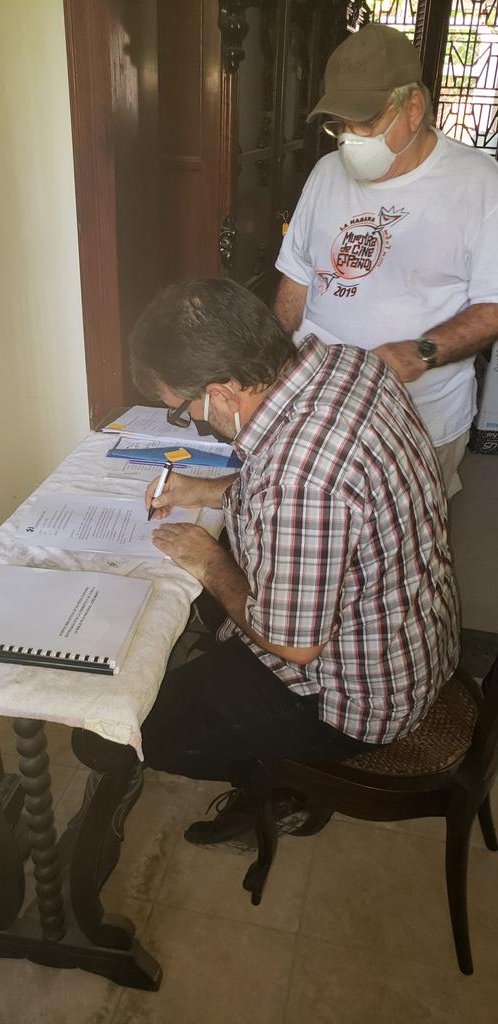 Foto de Se firma el acta oficial de entrega  de la biblioteca personal de Alfredo Guevara a la Biblioteca Nacional 