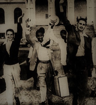 Foto de Fidel y sus compañeros tras su salida de la cárcel, cuando fue decretada la amnistía. 