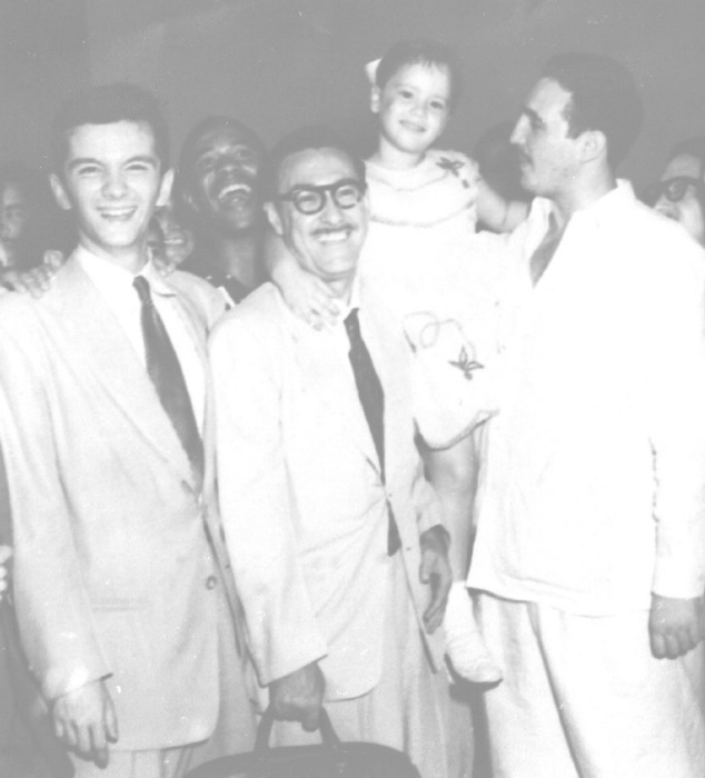 Foto de Entrañable recibimiento que le tributaron al Dr. Rafael García Bárcena, desde la izquierda aparecen Armando, el profesor y Fidel. 