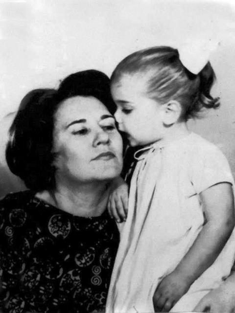 Foto de Haydée con su hija pequeña  Celia María.