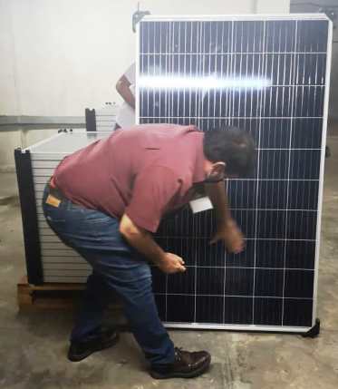Foto de Paneles solares en la Biblioteca Nacional de Cuba en el Día Mundial del Medio Ambiente. Omar Valiño Cedré, director de la BNCJM