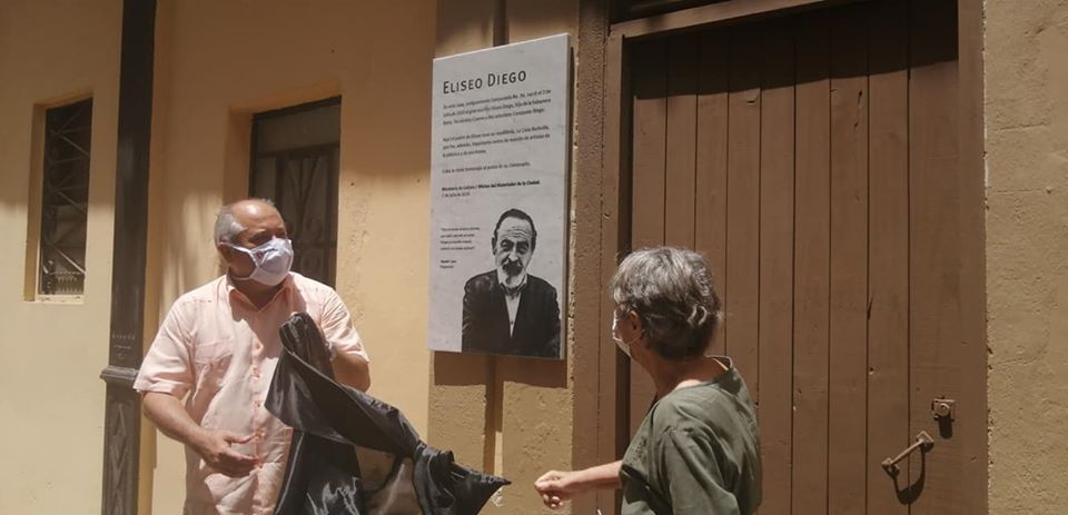 Foto de Develan tarja conmemorativa en la Casa natal del Poeta Eliseo Diego, en ocasión de su Centenario