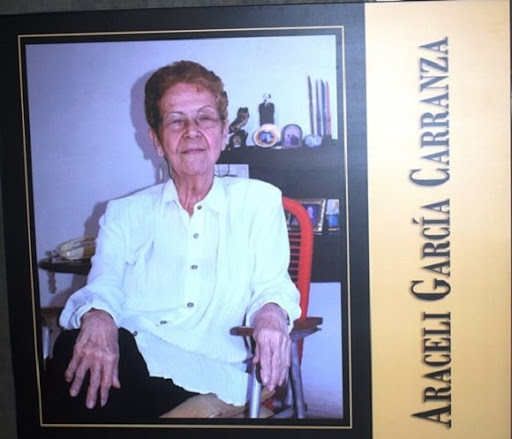Foto de Felicidades por su cumpleaños a la maestra de la bibliografía cubana: la Dra., Araceli García Carranza 