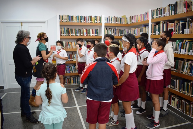 Foto de Encuentro del escritor  Enrique Pérez Díaz en la Sala Infantil Juvenil Eliseo Diego