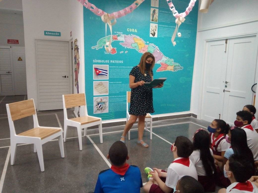 Foto de Presentan el libro Cinco Minutos a Solas con las Musas en la Sala infantil Juvenil de la Biblioteca Nacional