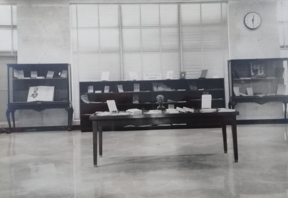 Foto de 120 Aniversario BNCJM- Remembranzas fotográficas: 7 de junio de 1958, exposición de libros cubanos en la Biblioteca Nacional José Martí