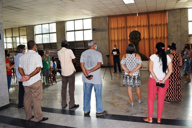Foto de Trabajadores de la Biblioteca Nacional de Cuba conmemoran el 68 aniversario del 26 de Julio