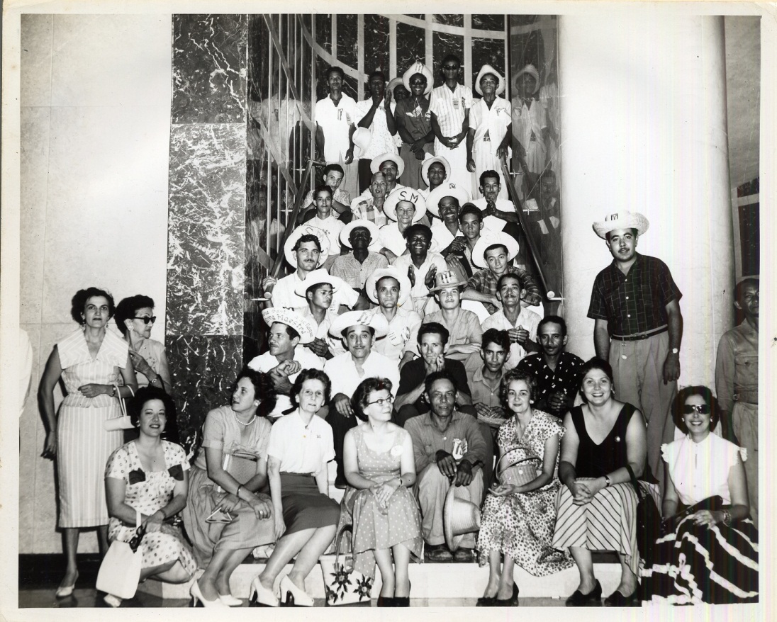 Foto de 120 Aniversario de la BNCJM- Remembranzas fotográficas: Guajiros en la Biblioteca Nacional José Martí.26 de julio de 1959