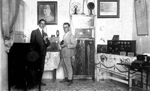 Foto de 99 Aniversario de la radio cubana. Muchas Felicidades  desde la Biblioteca Nacional