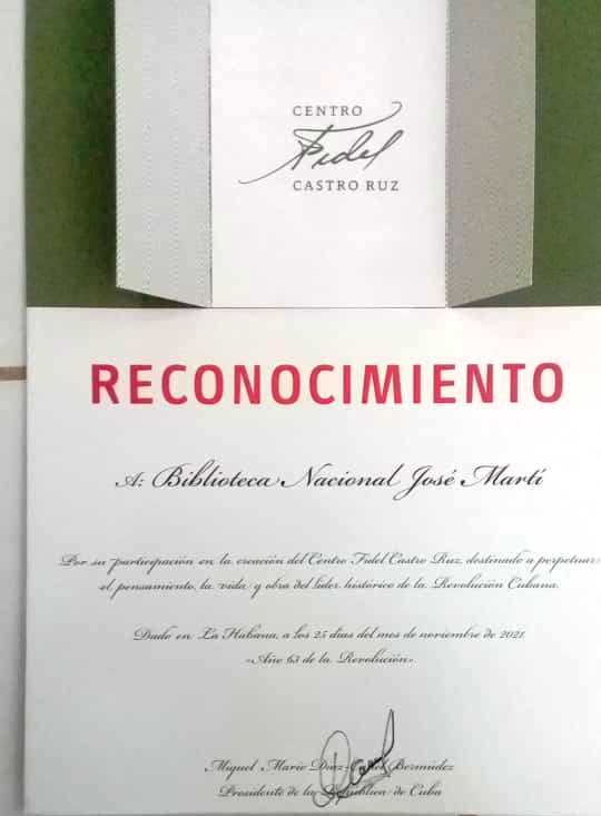 Foto de Recibe la Biblioteca Nacional símbolo del Caguairán por su contribución al Centro Fidel Castro 