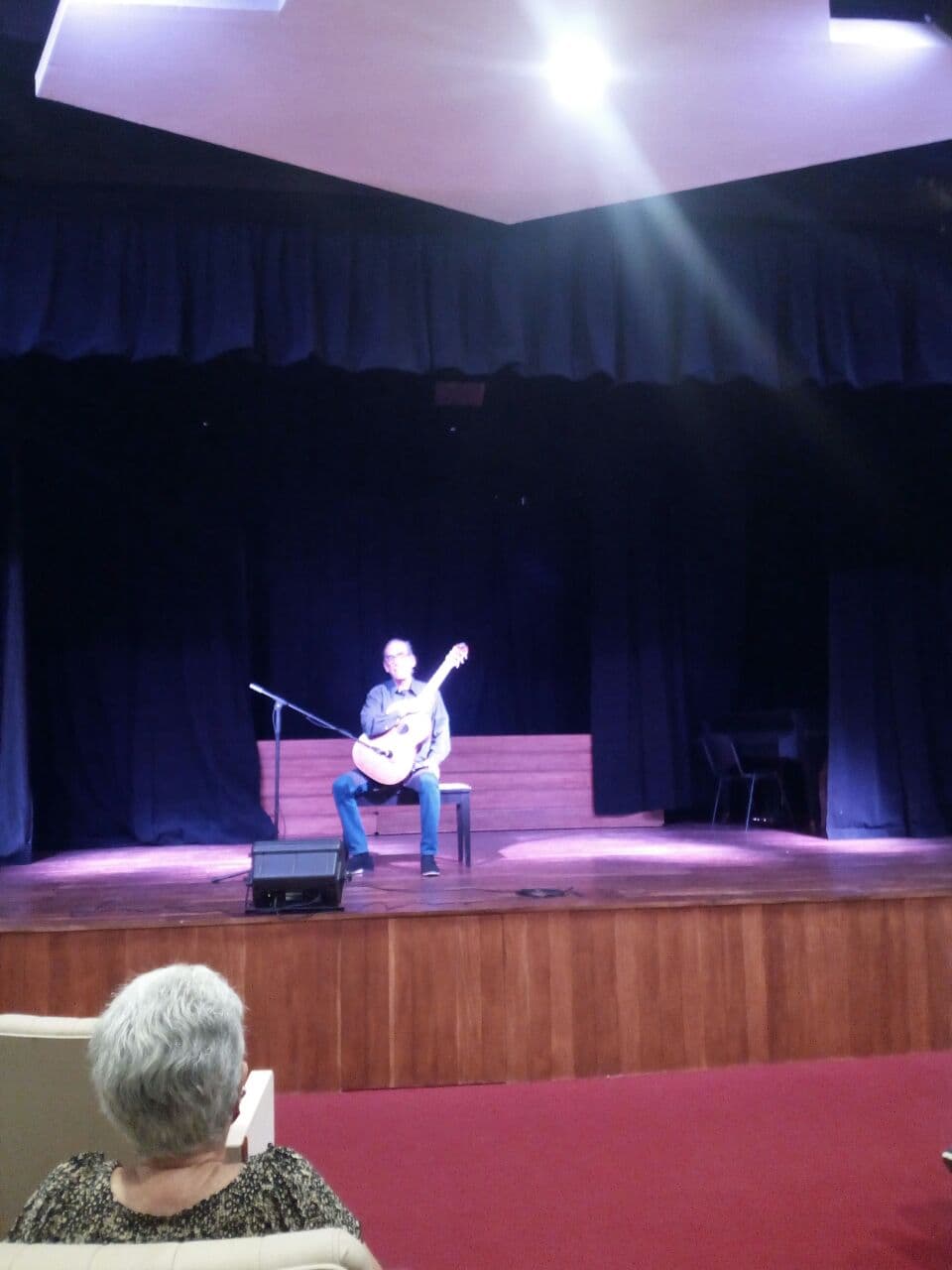 Foto de  Se reinicia  Biblioteca en Concierto con la presentación del guitarrista Eduardo Martín