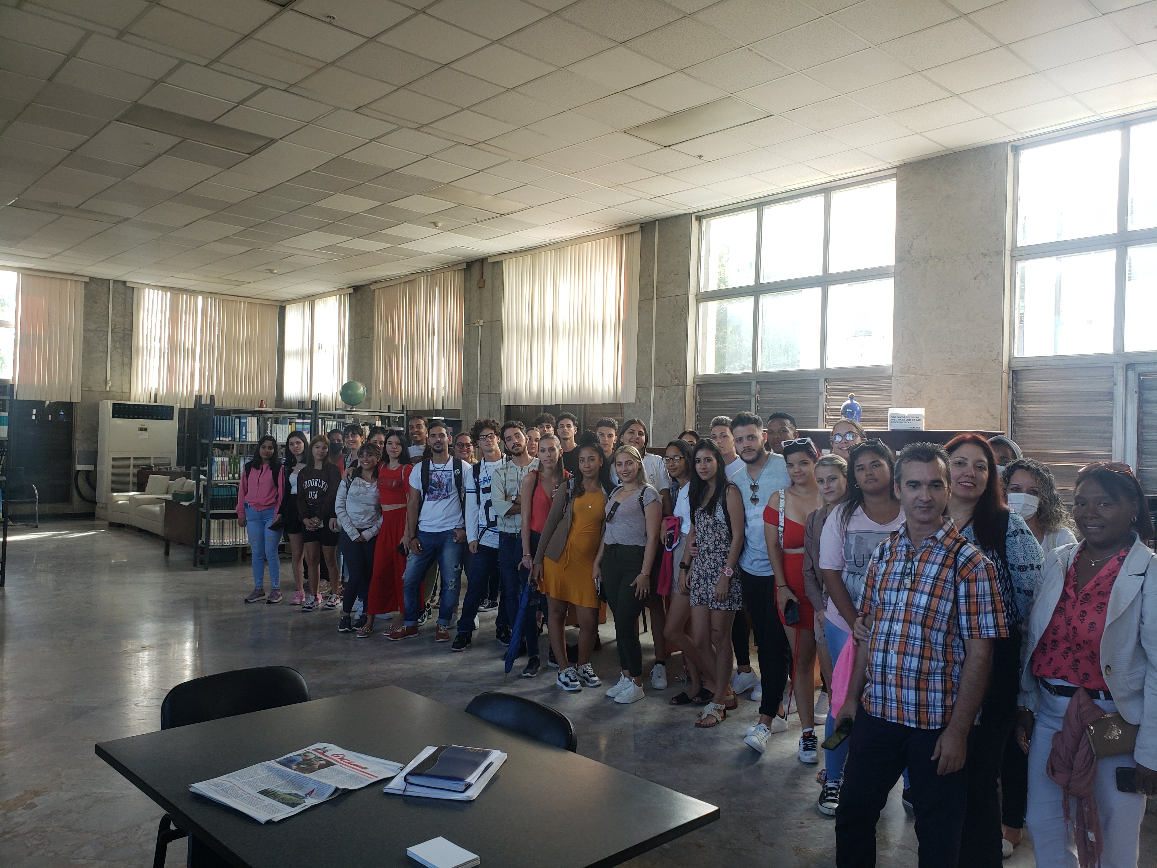 Foto de Estudiantes y profesores de la carrera de Ciencias de la Información de la UCLV visitan la Biblioteca Nacional 