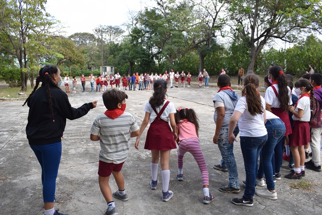 Foto de Juegos tradicionales y actividades en la Biblioteca Parque coordinados  por  la Sala infantil Juvenil Eliseo Diego