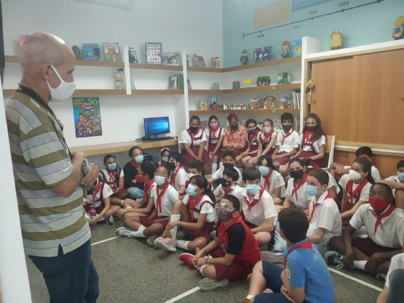 Foto de Encuentro con escritores, con el libro El Principito en la Sala Infantil Juvenil Eliseo Diego