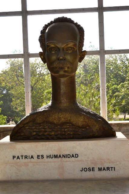 Foto de Muchas Felicidades al escultor Juan Narciso Quintanilla Álvarez por su cumpleaños, Autor del busto de José Martí en la Sala General de la Biblioteca Nacional.  