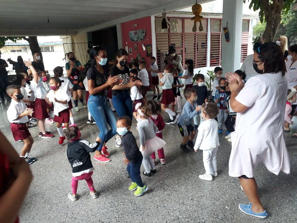 Foto de Actividad comunitaria  de la Sala Infantil Juvenil Eliseo Diego con los niños en el Círculo Infantil Manana 