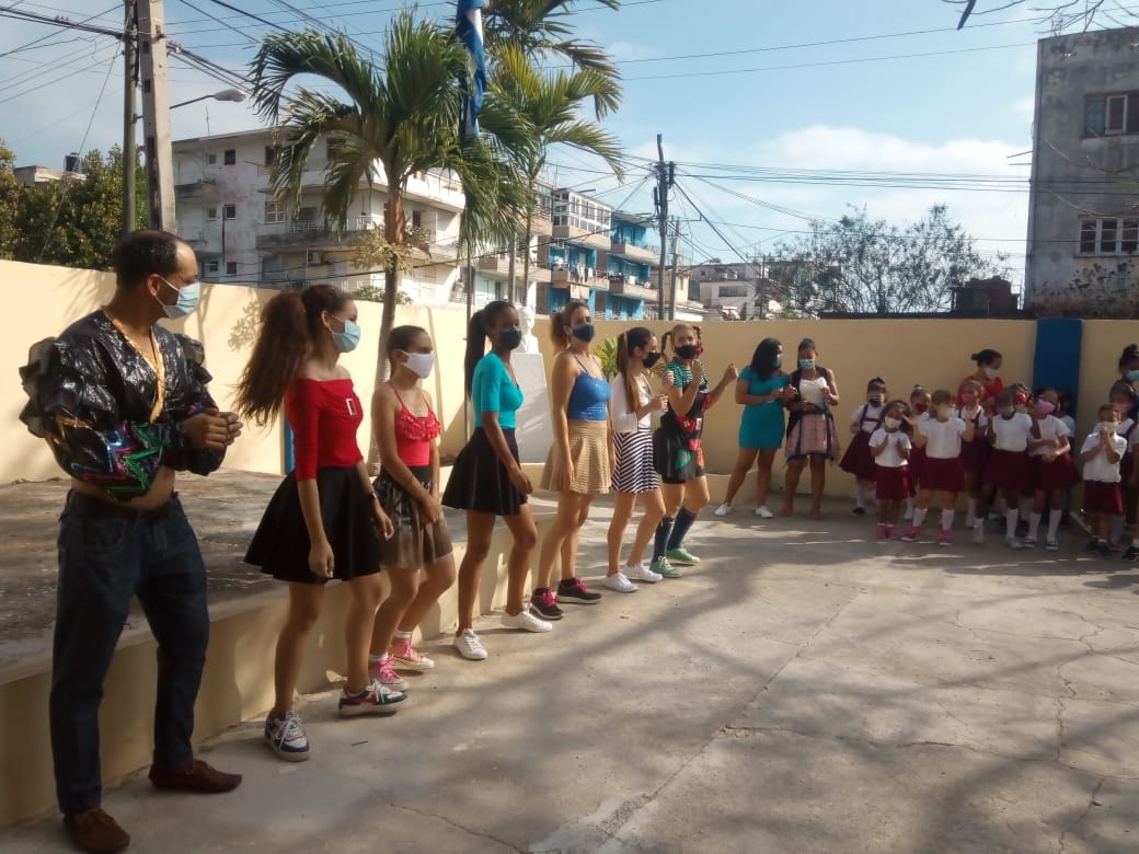 Foto de Festeja la Sala Infantil Juvenil Eliseo Diego los Aniversarios de la UJC y la OPJM en una escuela de la comunidad 