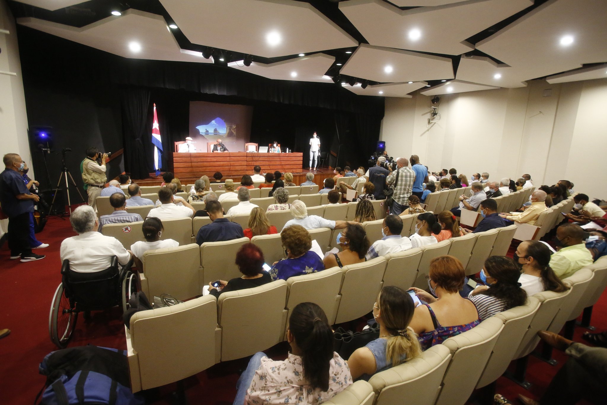 Foto de Sesiona III Foro de la Sociedad Civil Cubana Pensando Américas, en la Biblioteca Nacional de Cuba