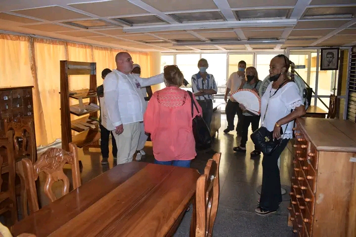 Foto de Directivos de la Biblioteca Nacional de Cuba,  en visita de trabajo a la provincia de Santiago de Cuba
