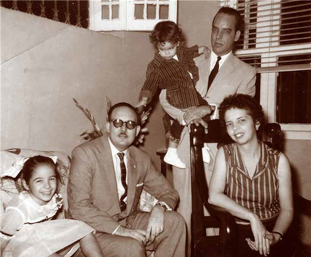 Foto de Octavio Smith sentado entre la niña Josefina de Diego y Dinorah, esposa de Agustín Pi, detrás, cargando a la hija de ambos. (Fotos cortesía de Josefina de Diego)