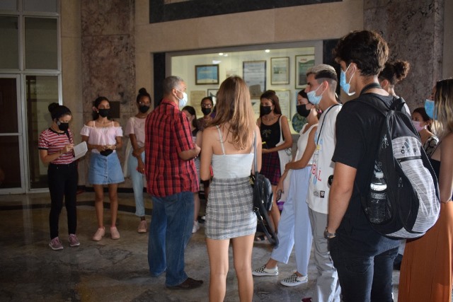 Foto de Grupo de estudiantes de primer año de Ciencias de la Información visita la Biblioteca Nacional de Cuba