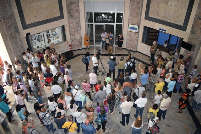 Foto de Se inaugura la Exposición, Donde anida la poesía, Fotografías de Roberto Chile – Veinte poetas cubanos