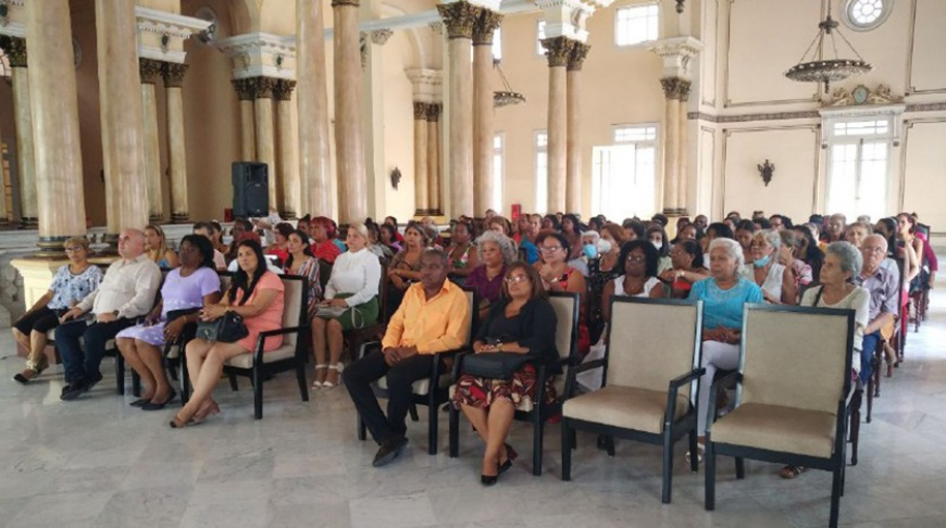 Foto de Condecoran a bibliotecarios destacados en Santiago de Cuba