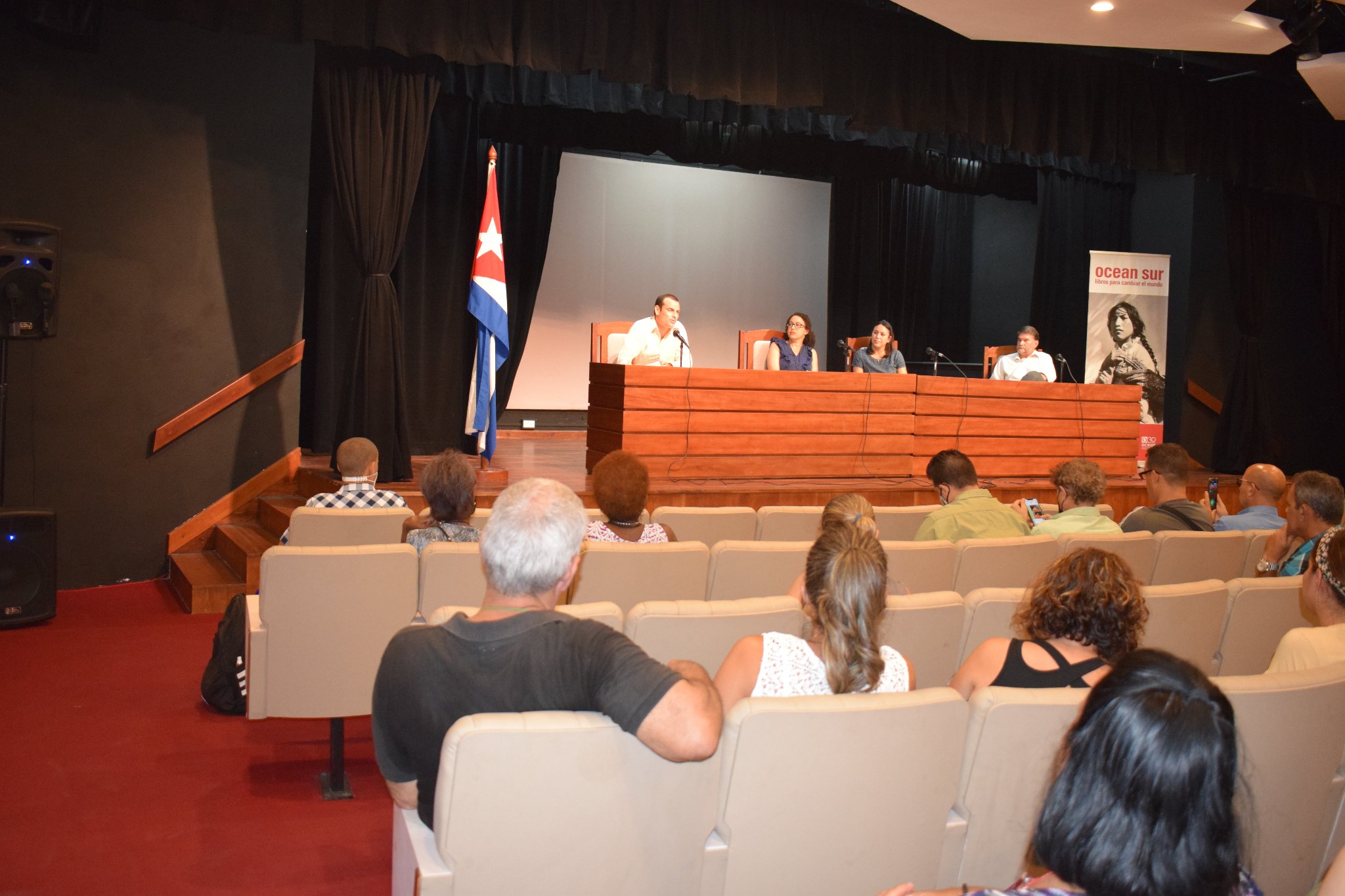 Foto de Presentado el libro, Cuba en Contexto. Artículos de opinión bajo fuego mediático”, de Karima Oliva Bello
