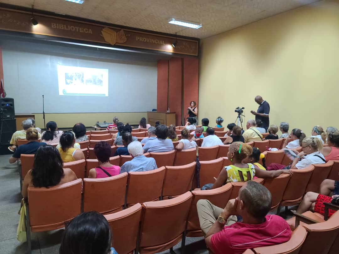 Foto de Conferencia magistral y exposición sobre Bacardí y Elvira Cape en la Biblioteca Provincial de Santiago de Cuba 