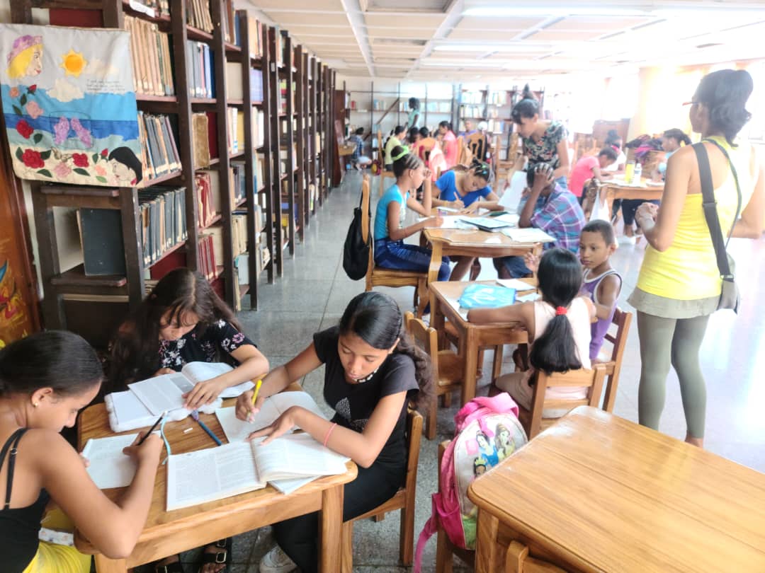 Foto de Biblioteca Elvira Cape de Santiago de Cuba,  en  un sábado cualquiera 