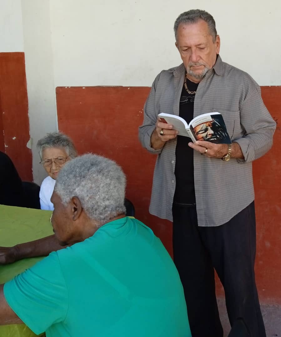 Foto de La Biblioteca Nacional de Cuba en su trabajo comunitario promociona la lectura 